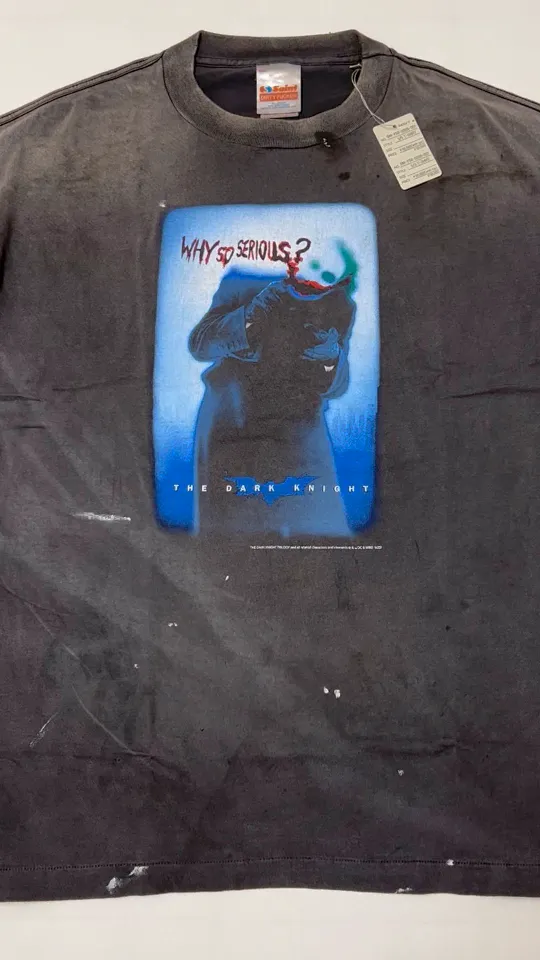 ⚠️This season's most important Batman-Joker IP collaboration SAINT Mxxxxxx x The Dark Knight BTM SS TEE/LIP/BLACK Dark Knight Batman collaboration Joker's Kiss/Joker Dagger retro distressed short-sleeves Washed black S-XL Assute ready-to-wear dyeing Ma Liu faded Re-washed to make old Genuine proofing Custom-made correct main mark Washed mark Differences see pictures and goods Top-notch printing technology God restores every detail of the original product